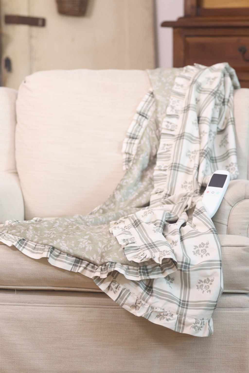 PrettyCozy Heated Blanket w/1 Interchangeable Cover